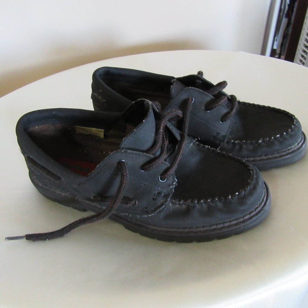 Boys lace up black shoes size 4 Vibrations